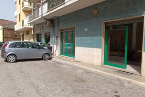 Locale con ampio parcheggio