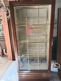 Vedtrina refrigerata per vini