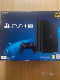 PS4 PRO CON HD MAGGIORATO DA 2TB+2 PAD+PS CAMERA.