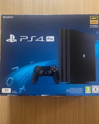 PS4 PRO CON HD MAGGIORATO DA 2TB+2 PAD+PS CAMERA.