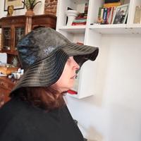 Cappello nero in vinile. ZARA. Taglia M