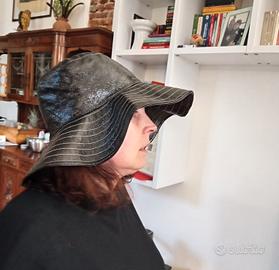 Cappello nero in vinile. ZARA. Taglia M