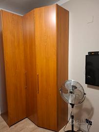 armadio ad angolo color noce chiaro
