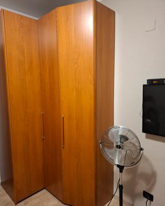armadio ad angolo color noce chiaro