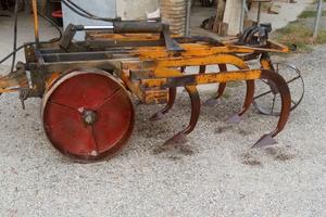 Estirpatore chisel trainato per cingolati