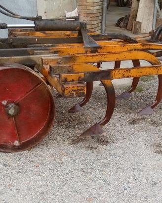 Estirpatore chisel trainato per cingolati