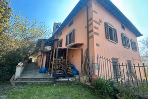 STANZA a DICOMANO con P. AUTO e GIARDINO