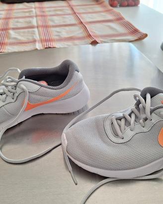 Scarpa/snikers Nike leggere ragazza misura 38,5