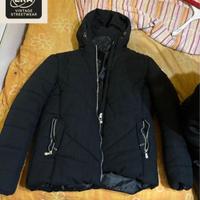 Piumino nero minimal con zip argento taglia S