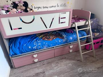 Letto sovrapposto, scaletta con cassetti e librer