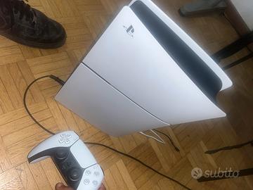 PS5 con joystick e cavo