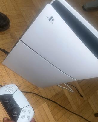 PS5 con joystick e cavo