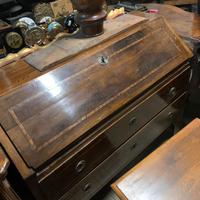 Mobile a ribalta in legno con intarsio