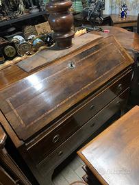 Mobile a ribalta in legno con intarsio