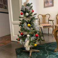 Albero di Natale addobbato con festoni e palline
