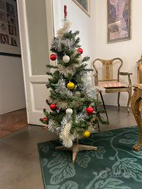 Albero di Natale addobbato con festoni e palline