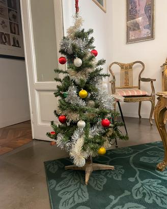 Albero di Natale addobbato con festoni e palline