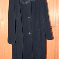 Cappotto con collo in pelo.