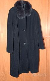 Cappotto con collo in pelo.