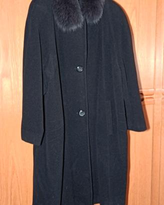 Cappotto con collo in pelo.
