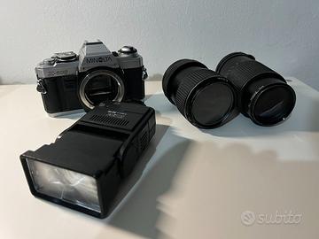 Fotocamera Minolta X-500 con obiettivi e flash
