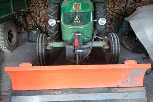 Trattore agricolo d'epoca Deutz 2505 con rimorchio