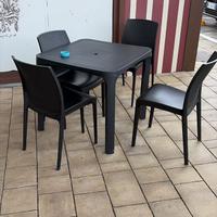 Set tavoli da esterno + sedie in plastica