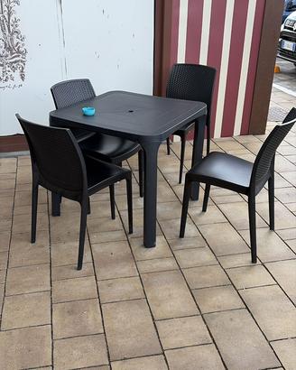 Set tavoli da esterno + sedie in plastica