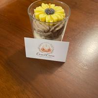 Candela con fiore e ciuffi di cera