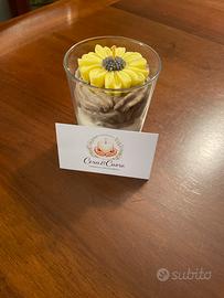 Candela con fiore e ciuffi di cera