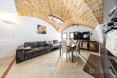 Dimora su tre livelli con accessi indipendenti