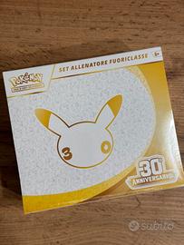 Pokémon – Set Allenatore 30° Anniversario ETB Ita