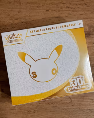 Pokémon – Set Allenatore 30° Anniversario ETB Ita