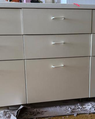 Cassettiera con nove cassetti