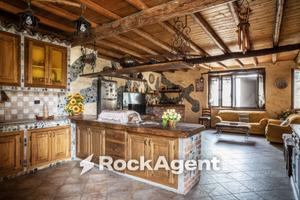Villa di 204 m² con 5 locali e box auto a Sartiran