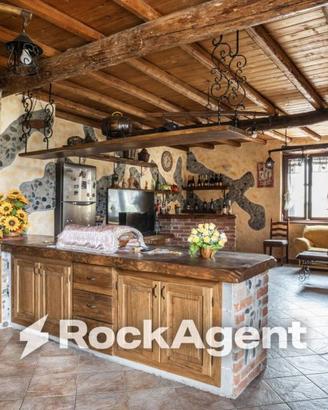 Villa di 204 m² con 5 locali e box auto a Sartiran