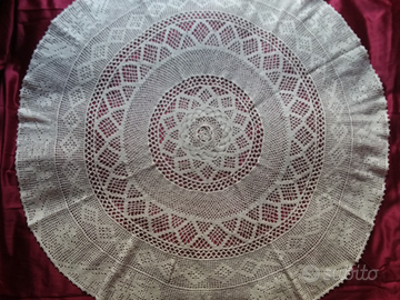 Centrotavola rotondo lavorato all'uncinetto filet