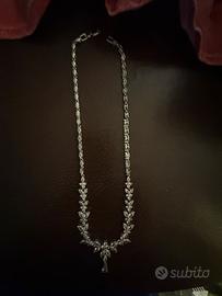 Collana con pietre.