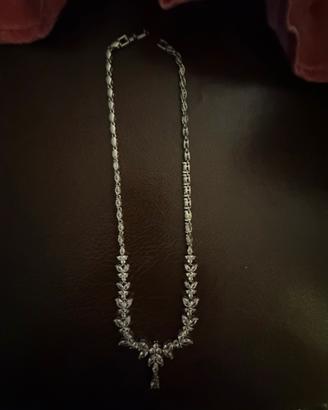 Collana con pietre.