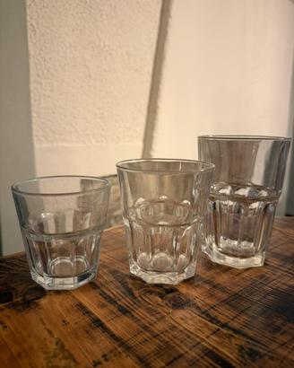 Bicchieri vari acqua