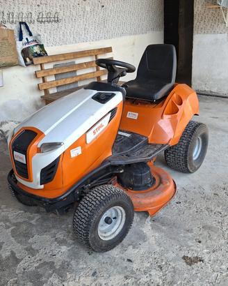 trattorino rasaerba STIHL RT