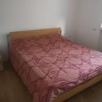 Letto matrimoniale con comodino