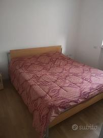 Letto matrimoniale con comodino