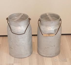 Contenitori in alluminio vintage per latte 