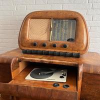 Radio d’epoca con giradischi