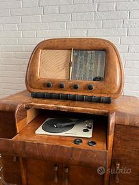 Radio d’epoca con giradischi