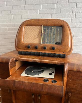 Radio d’epoca con giradischi