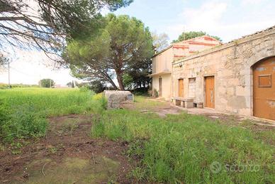 Caseggiato Rurale con Ampio Terreno Comm./Sportivo