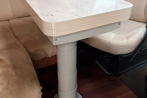 Tavolo dinette camper con piede telescopico