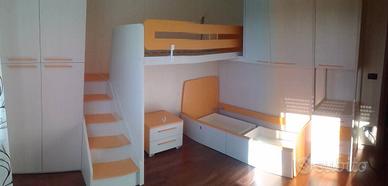 Cameretta completa con due letti e comodino